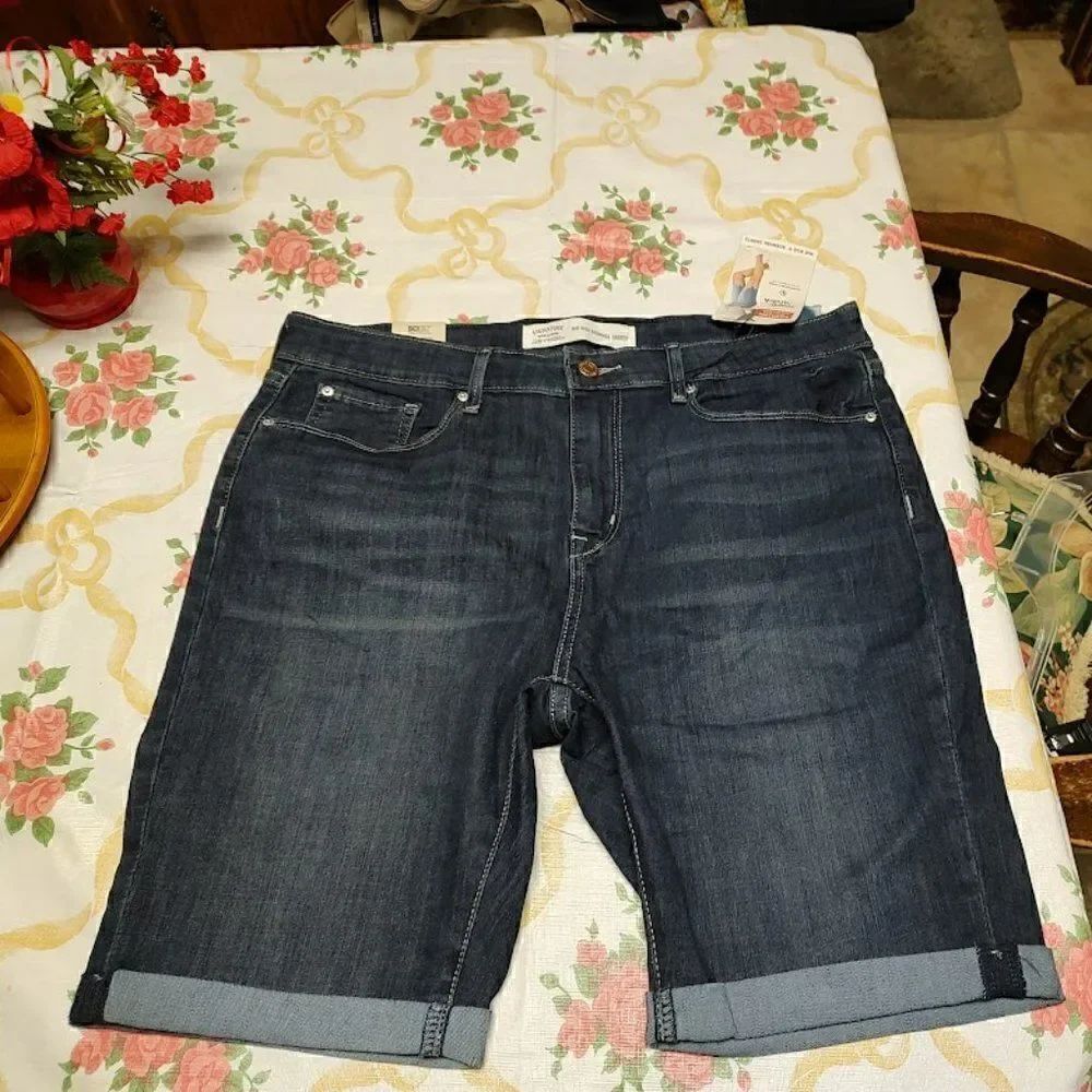 New Signature Levi Strauss Mid Rise Bermuda Shorts Size Womens 14 Waist 32